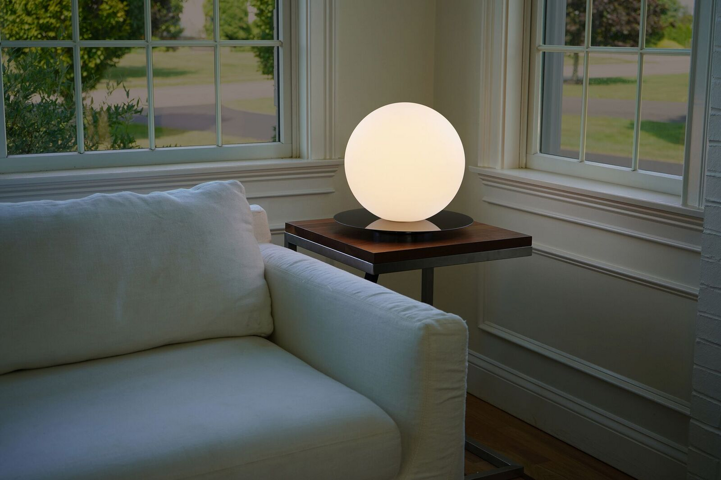 Bola Sphere Table