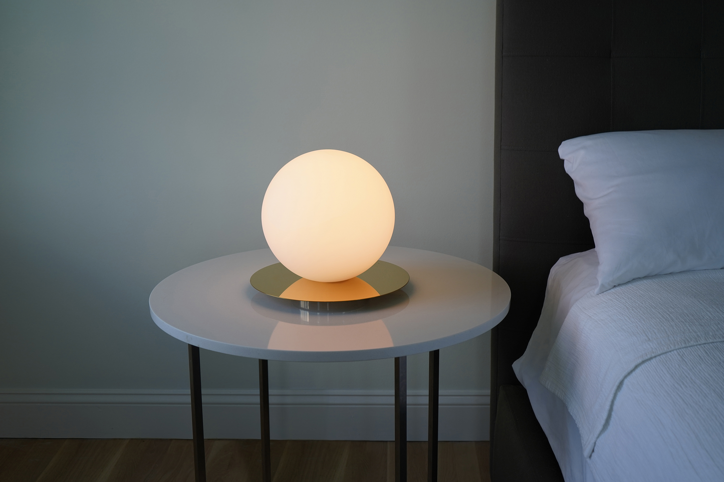 Bola Sphere Table