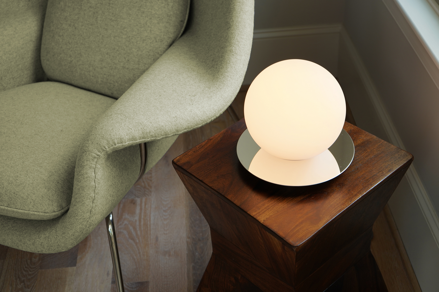 Bola Sphere Table