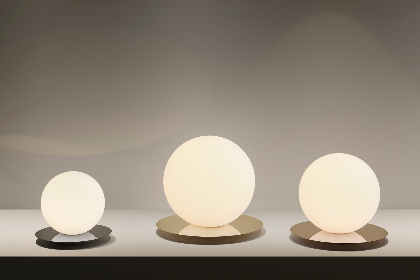 Bola Sphere Table