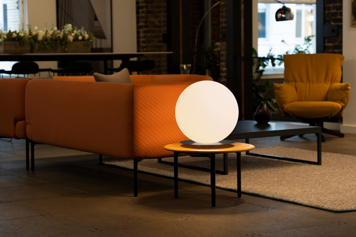 Bola Sphere Table