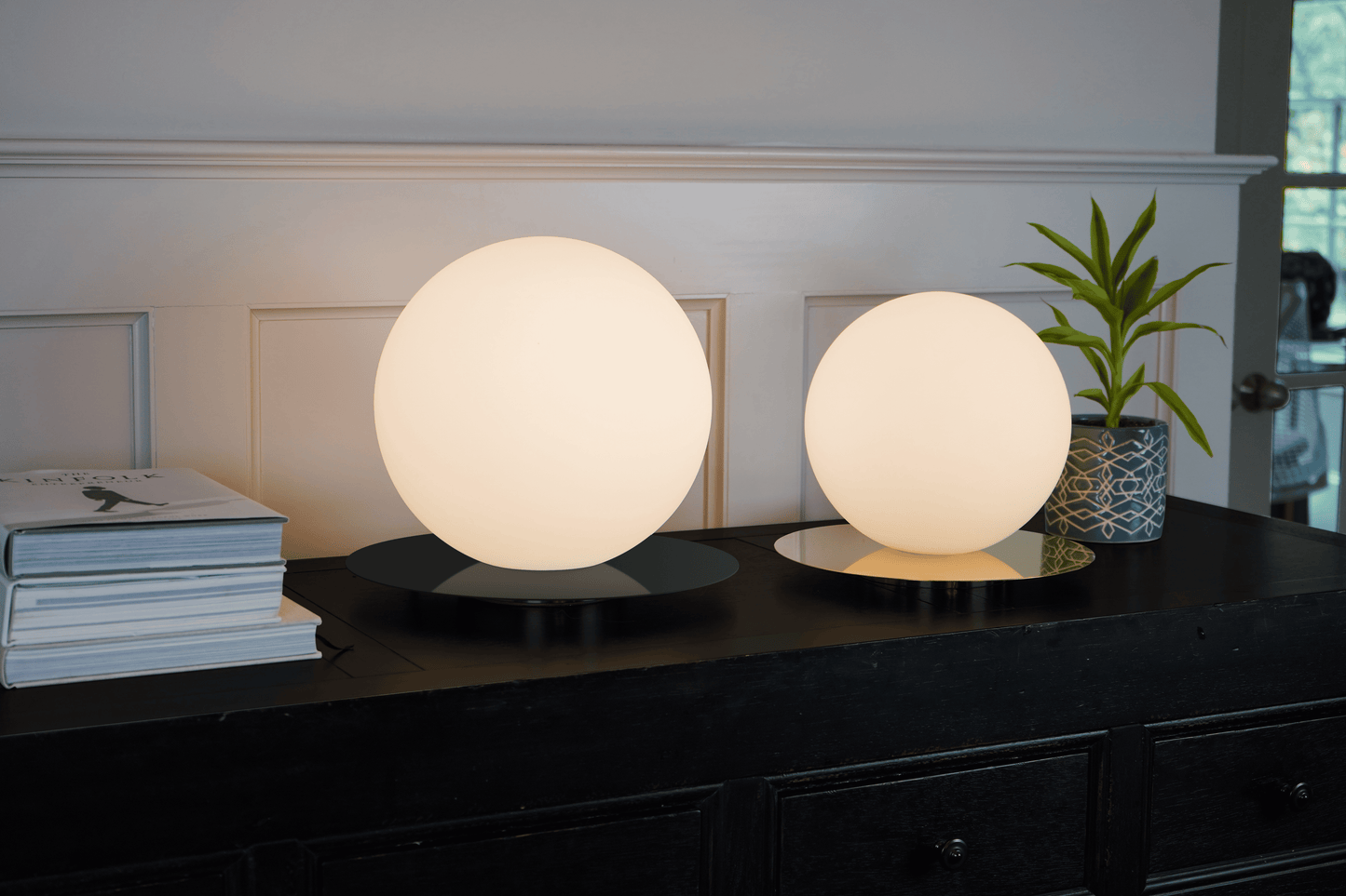 Bola Sphere Table