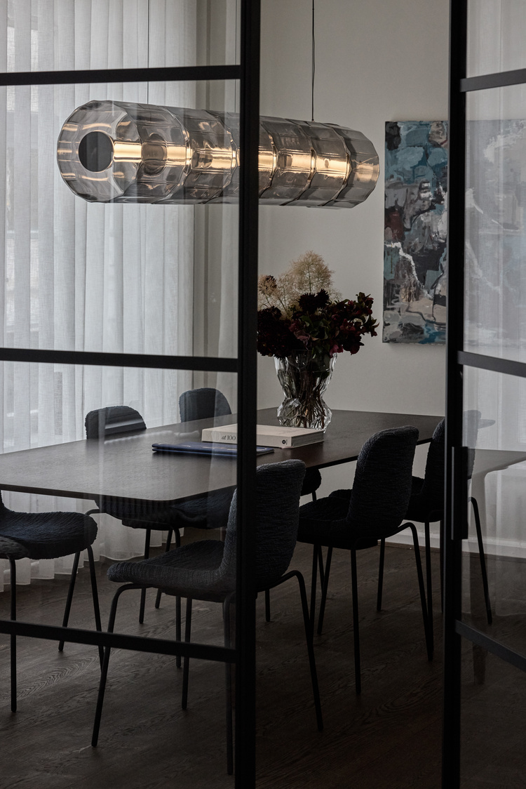 Column 300 Horizontal - Carbon