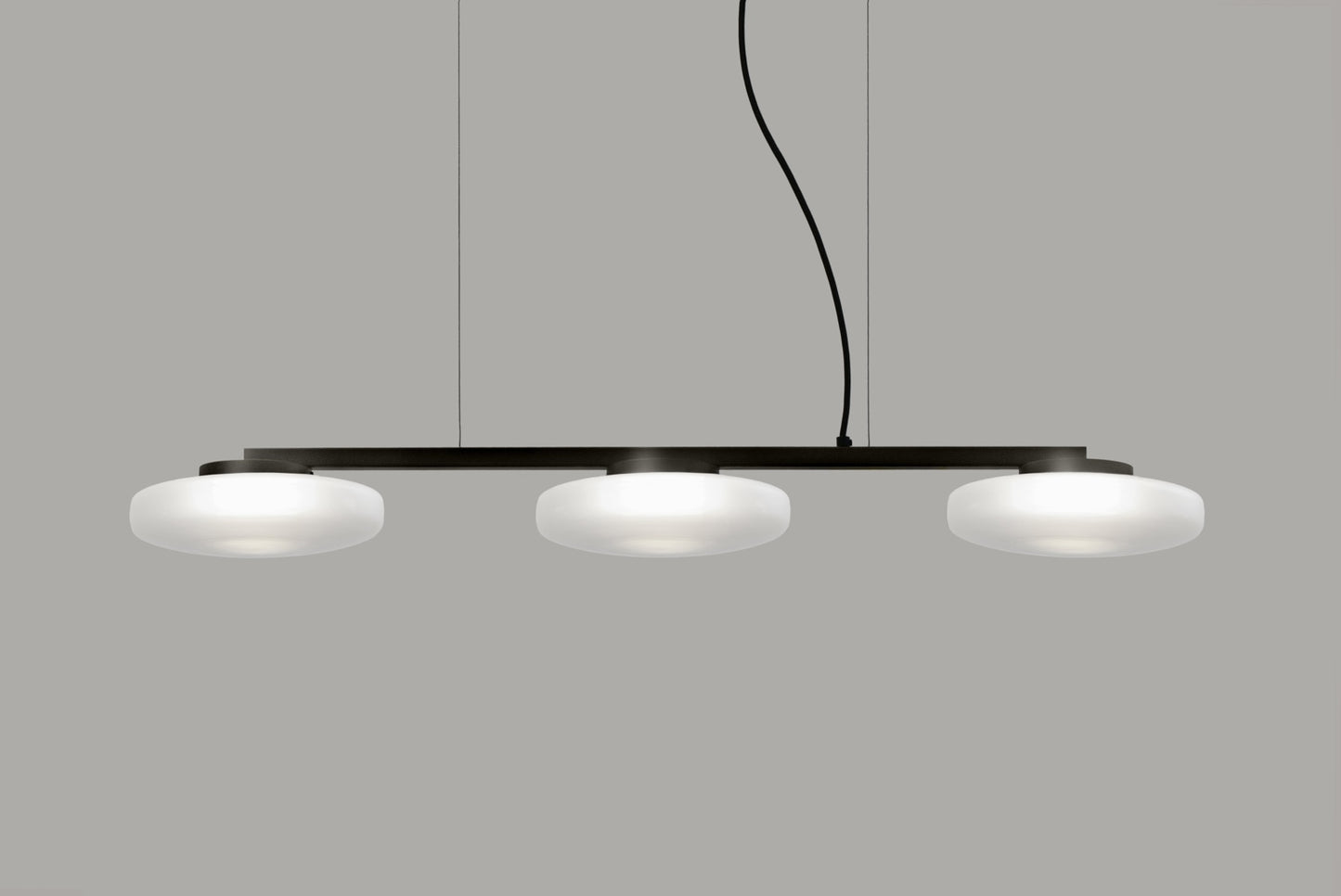 Lounge Three-light linear chandelier
