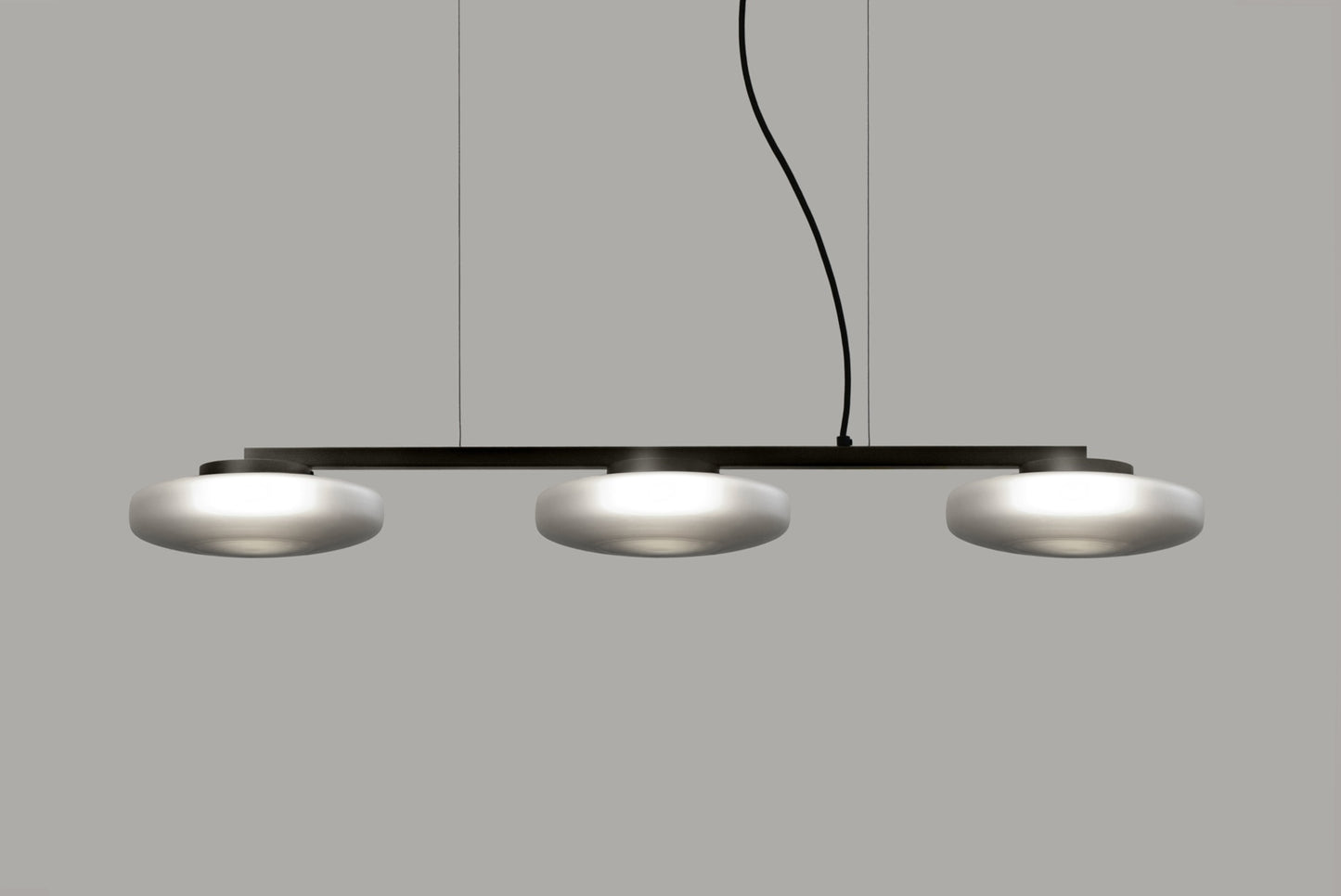 Lounge Three-light linear chandelier