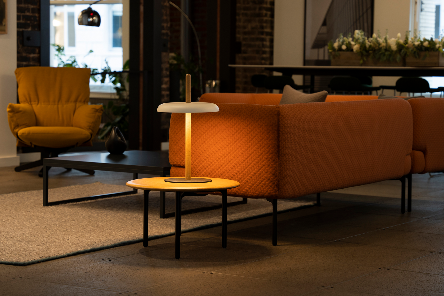 Nivél Table